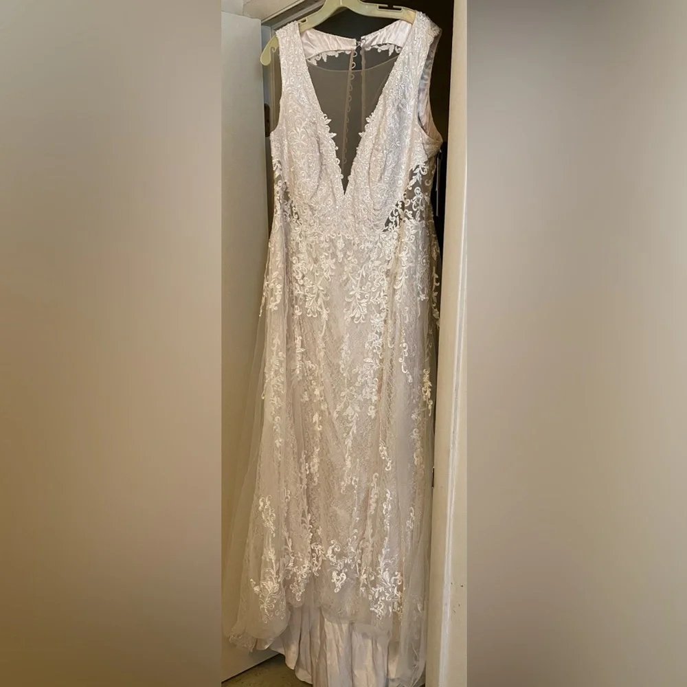 New with tag David’s Bridal wedding gown - Picture 2 of 8
